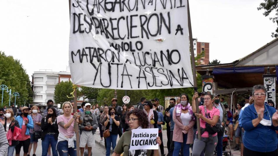 Familiares y amigos de Luciano Olivera se manifestaron el el centro de Miramar. 