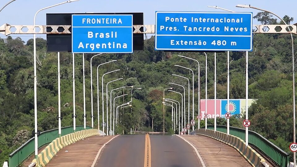 Se autoriza el ingreso en vehículos particulares de argentinos vacunados con esquema completo que sean contactos estrechos asintomáticos.