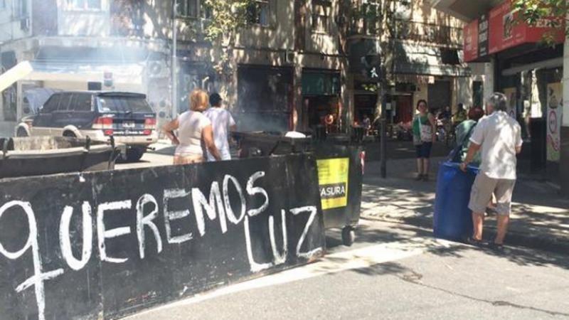Continúan los cortes de luz de las prestadoras Edesur y Edenor en el Conurbano bonaerense. En las últimas 24 horas más de 100mil usuarios sufrieron interrupciones en el suministro.