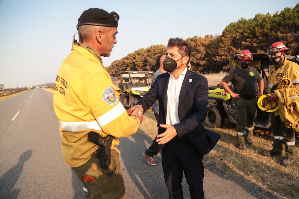 El gobernador Kicillof recorrió la zona donde se provocó el incendio en Miramar que afectó a más de 240 hectáreas.
