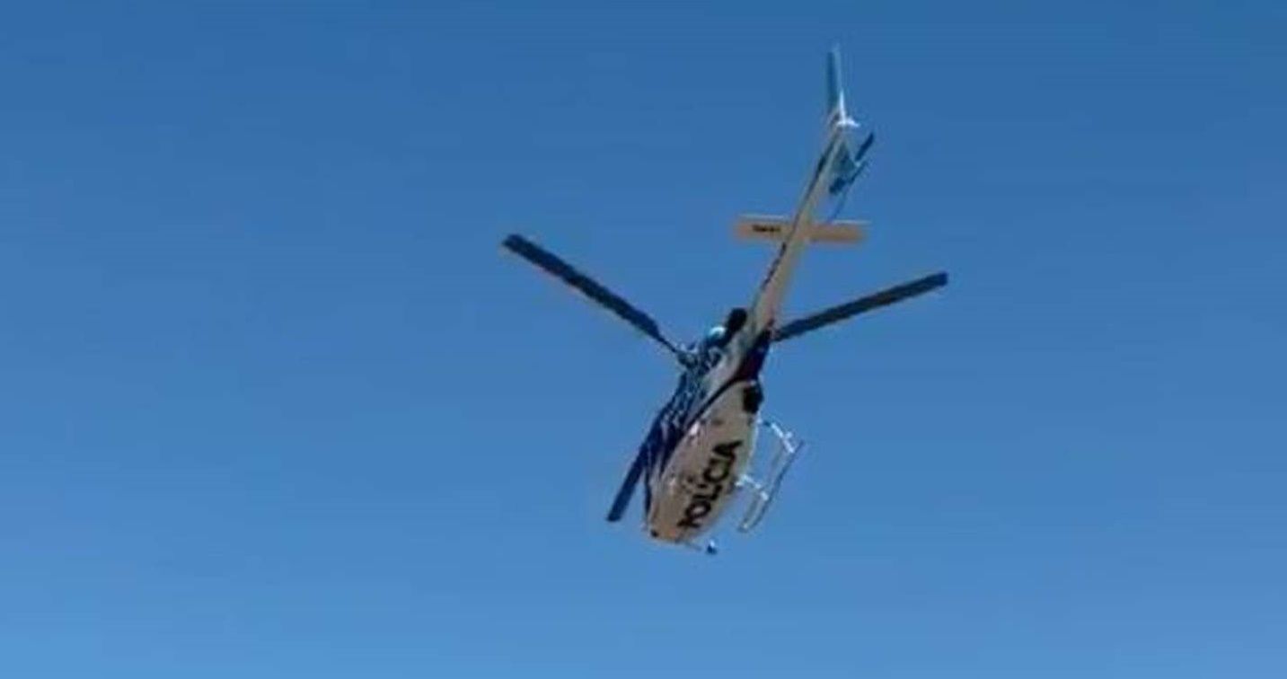 En la tarde del sábado, un helicóptero de la Policía Bonaerense pasó a pocos metros de la playa e hizo volar las sombrillas de los turistas.