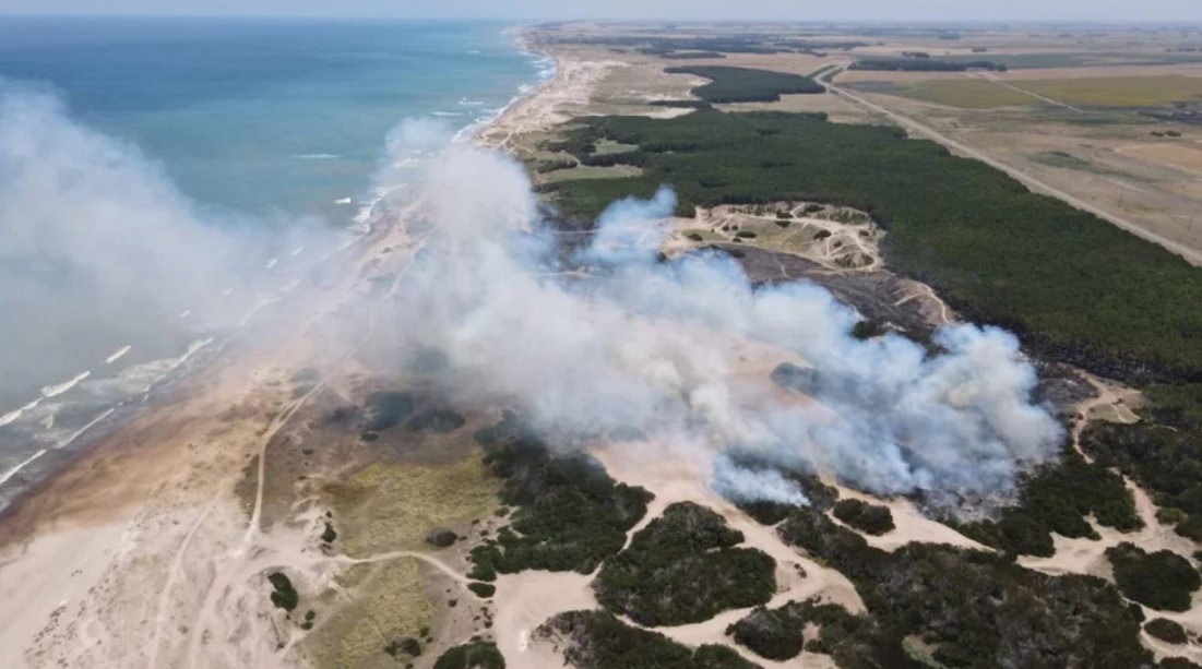 Postales del incendio en Miramar.