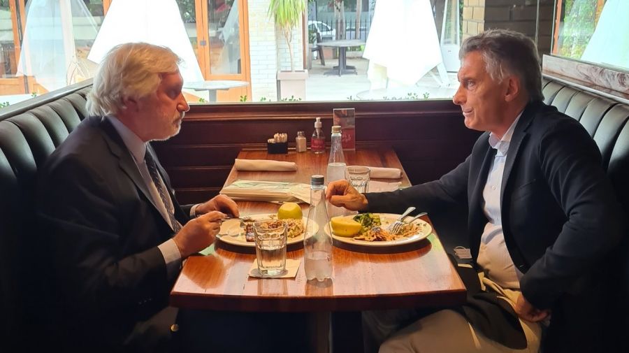 Foto reciente del almuerzo de Conte Grand con el ex presidente Mauricio Macri. La imagen fue fuertemente criticada por el oficialismo. 