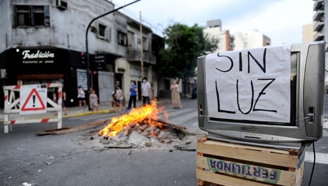 El martes, ante un consumo eléctrico record, 700mil usuarios del AMBA sufrieron cortes de luz. 