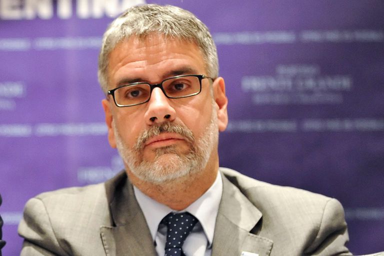 Feletti indicó que la idea es que los comercios de cercanía y los supermercados chinos "puedan participar con 300 ó 400 productos básicos". 