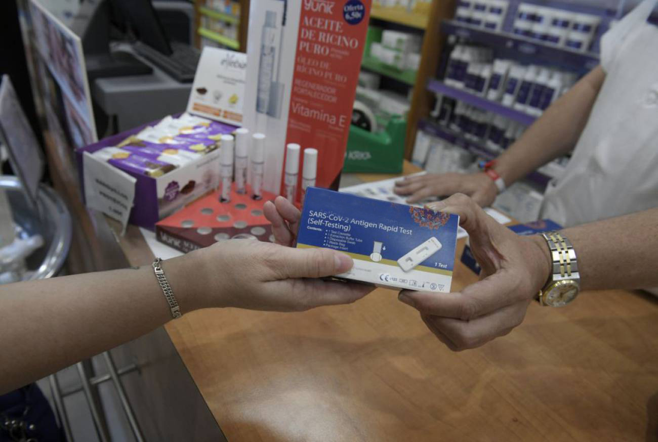 Los pacientes que acusen síntomas al momento de la compra deberán indicar el resultado antes de las 24 horas.