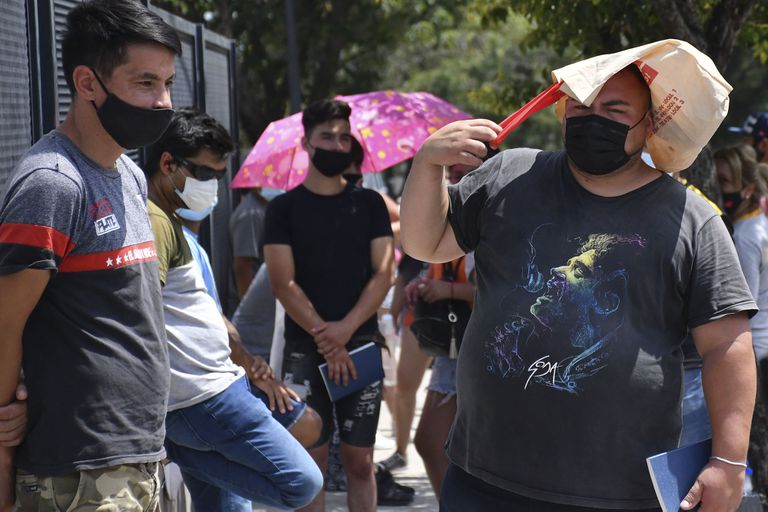  En este marco de "ola de calor extraordinaria", según afirmó el SMN, doce localidades bonaerenses superaron este martes los 35 ° C. 