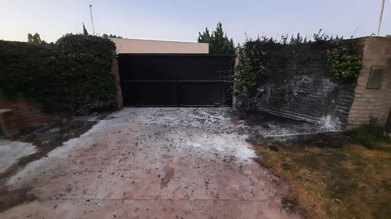 Atentado en Bahía Blanca. Así quedó el frente de la casa del funcionario. 