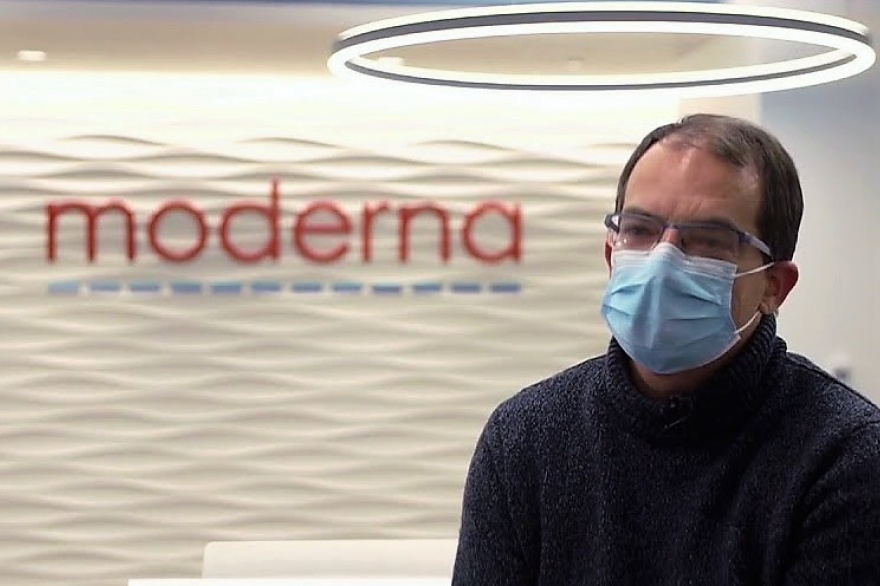 El director ejecutivo de Moderna, Stéphane Bancel, indicó que las personas, sobre todo los grupos de riesgo, requerirán una cuarta dosis.