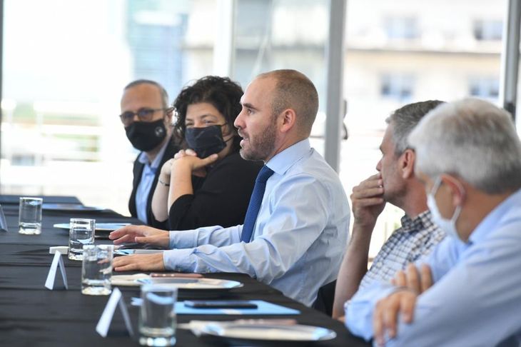 En la reunión con empresarios y sindicalistas, estuvieron presentes la ministra de Salud y el ministro de Economía.