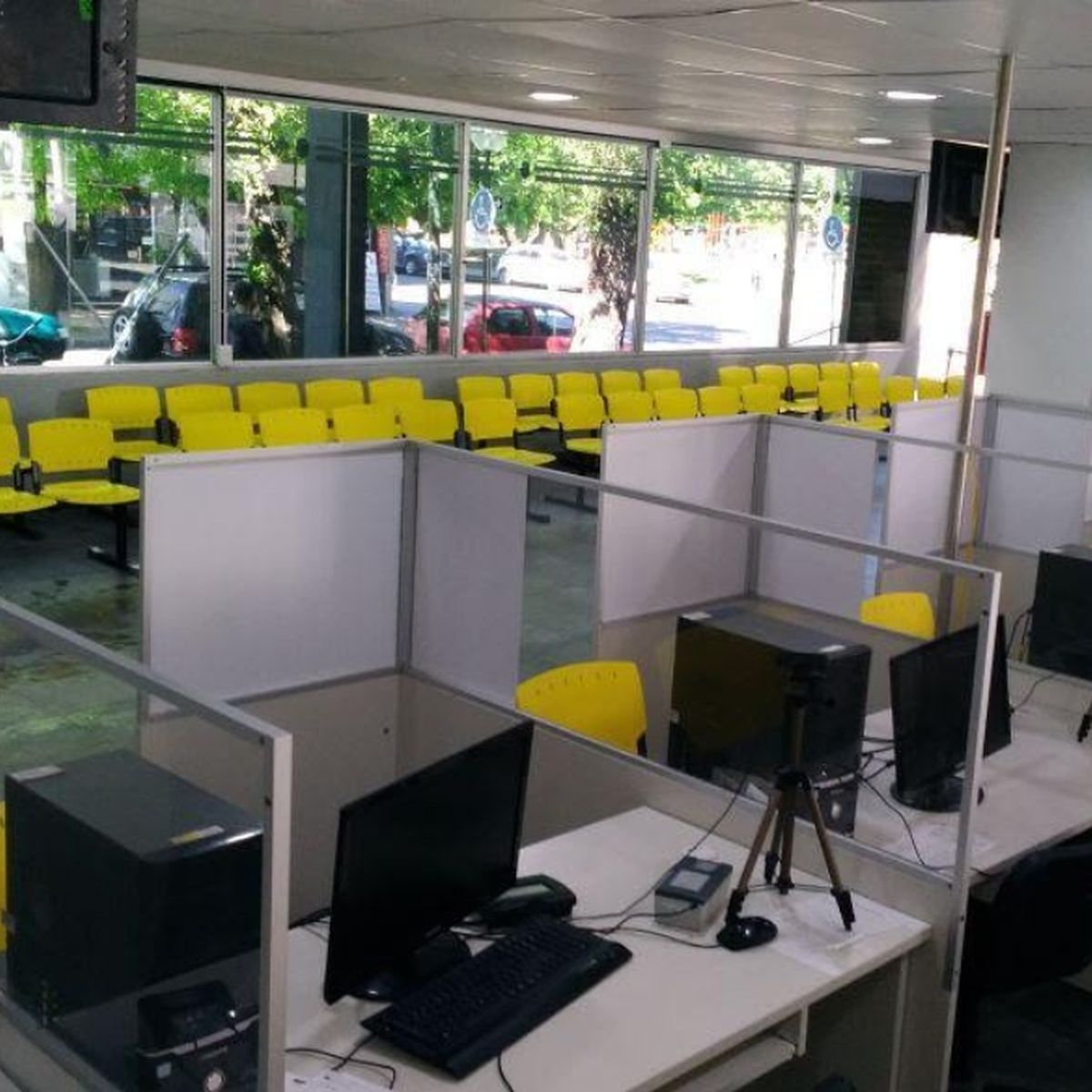 La sede central de Control Urbano tiene a casi el 50% del personal aislado