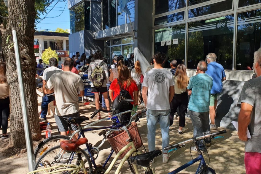 Los ciudadanos denuncian largas colas para poder realizar un trámite en Control Urbano