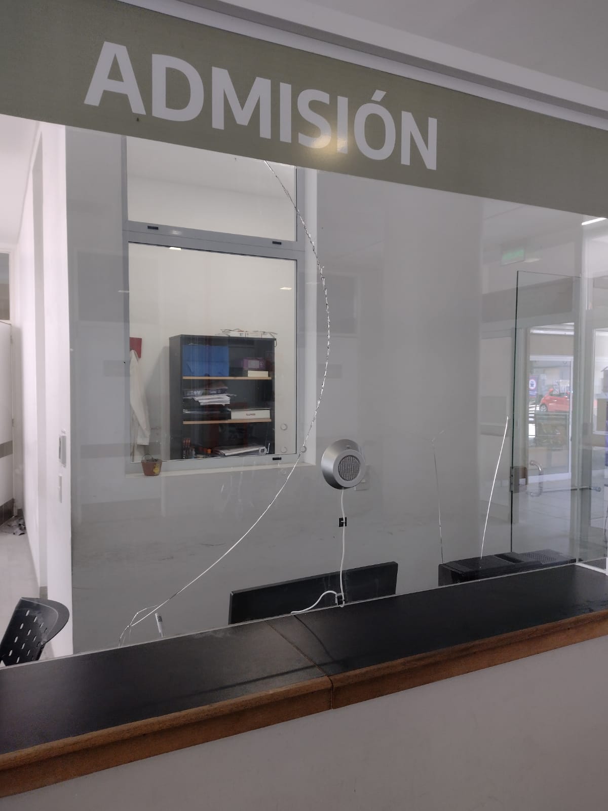 Las instalaciones del Hospital Rossi terminaron destrozadas luego que familiares de un joven irrumpieran a golpes. 