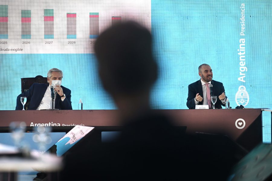El presidente Alberto Fernández y el ministro Martín Guzmán en la exposición sobre el FMI.