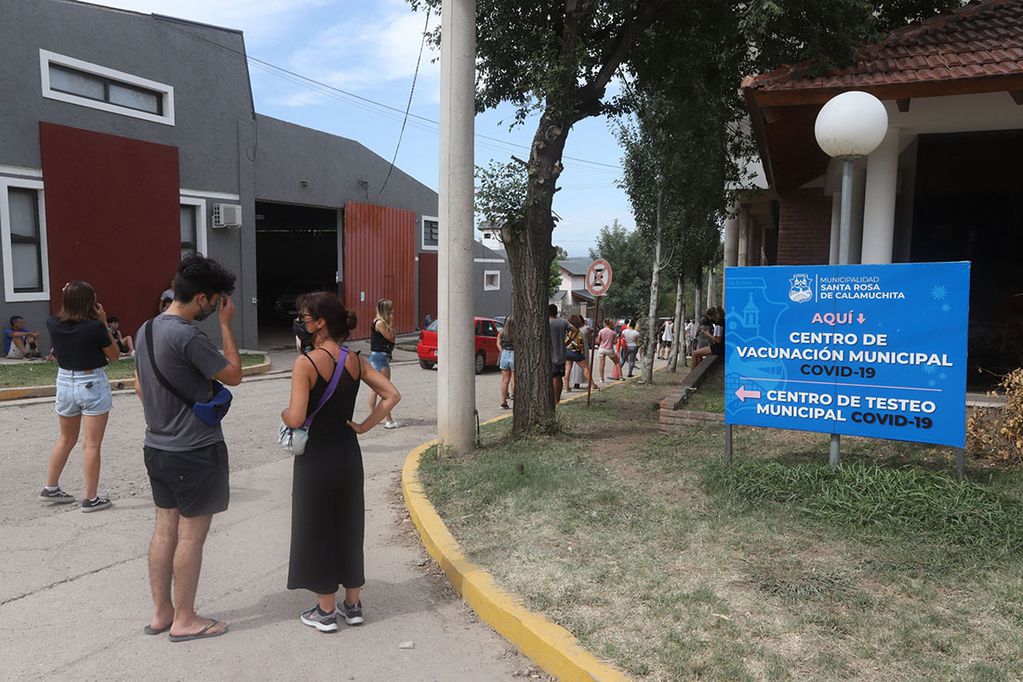 Largas filas en los centros de testeo de todo el pais
