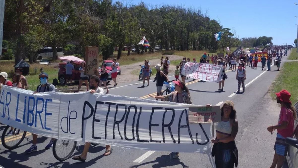 Organizaciones ambientalistas protestaron frente a la residencia presidencia en Chapadmalal contra la explotación petrolera