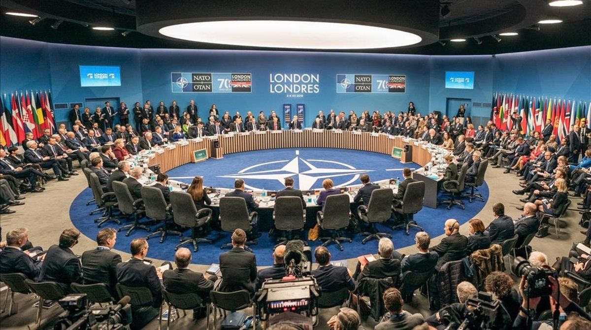 La OTAN funciona como Organización politica y militar desde 1949