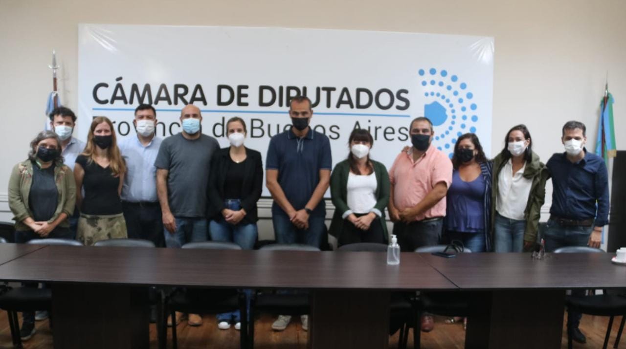 Los concejales platenses y diputados bonaerenses del Frente de Todos reunidos.