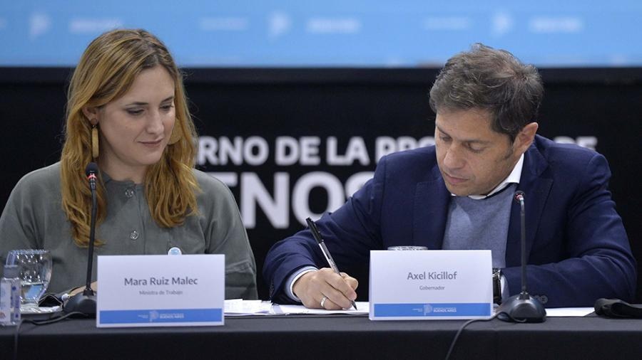Kicillof al momento de rubricar el acuerdo por la ampliación de días de la licencia por maternidad, paternidad y adopción. 