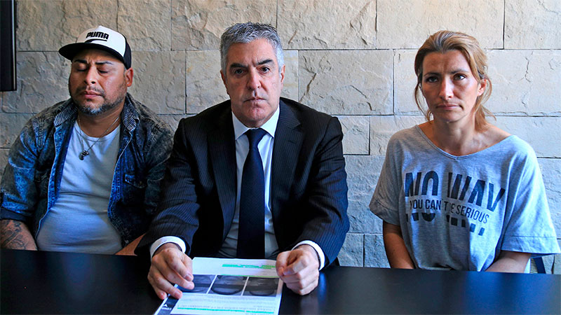 El abogado denfensor, Gregorio Dalbon, junto a los padres deLucas González.