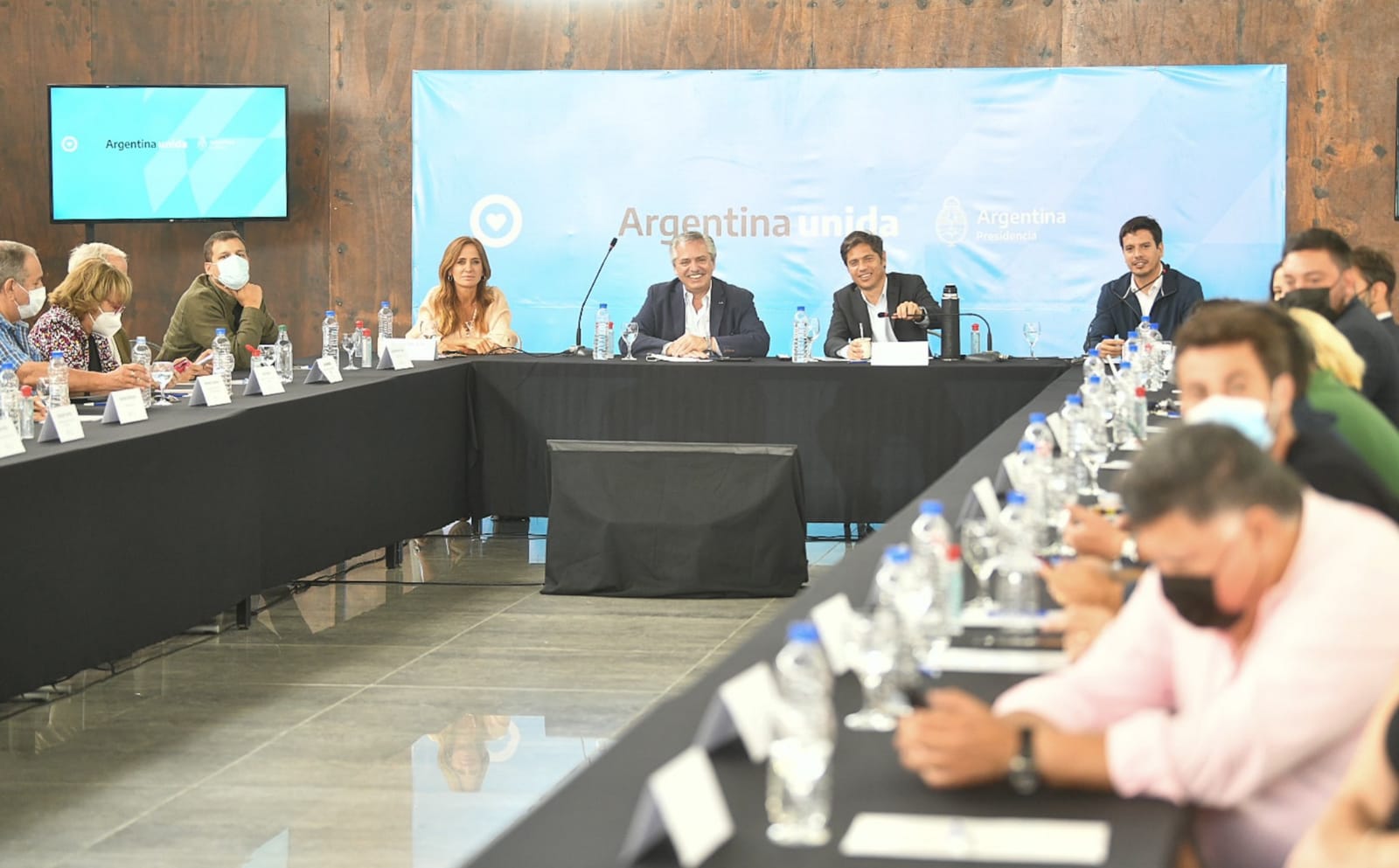 Alberto Fernández, Axel Kicillof, Victoria Tolosa Paz y Cristian Cardozo durante el encuentro con empresarios de La Costa. 