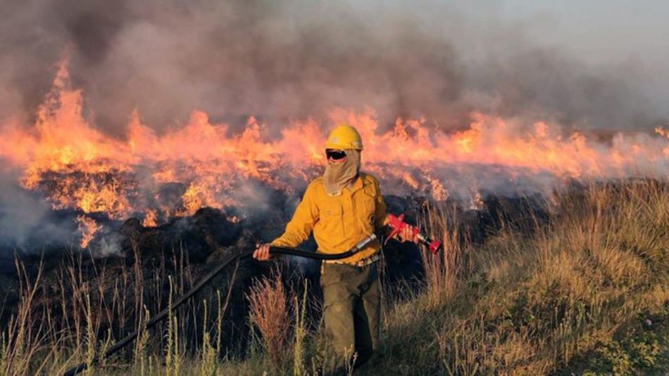 En Corrientes continúan combatiendo el fuego con aviones hidrantes, helicópteros, autobombas y gran cantidad de dotaciones de bomberos.