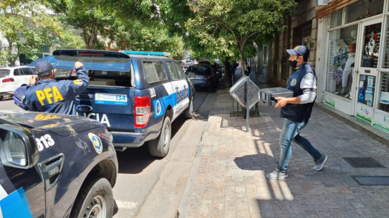 La Policía secuestró computadoras, celulares y una impresora 