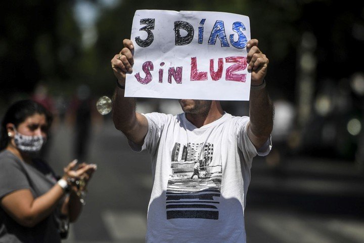 Las protestas contra Edenor y Edesur duran te los cortes de luz en el verano.