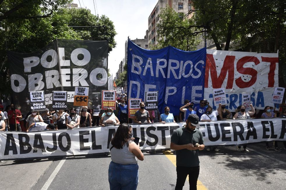 Organizaciones sociales reclaman frente al Ministerio de Desarrollo Social mas planes sociales Potenicar Trabajo