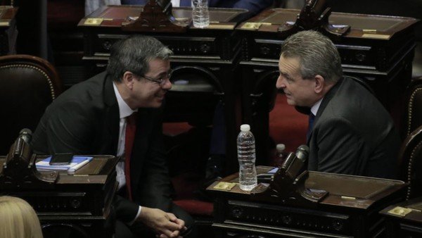 Martínez dialogo con pares de bloque y la oposición para "lograr el mayor apoyo posible".