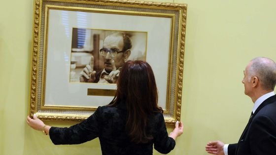 En 2009 Crisitna Kirrcher renombró al Salòn de los Diplomaticos como Salón de los Cientificos Argentinos