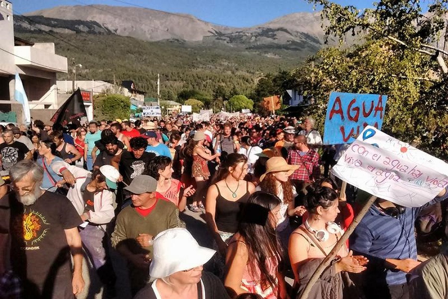 Los manifestantes fueron retenidos por la seguridad del magnate británico Joe Lewis el pasado domingo