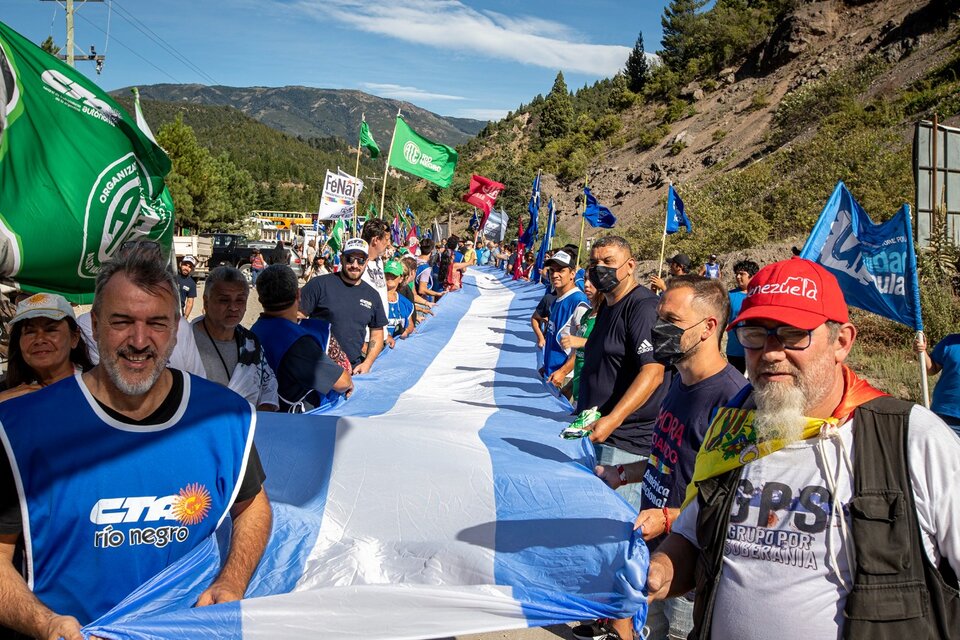 Organizaciones sociales marcharon por la soberanía del Lago Escondido.