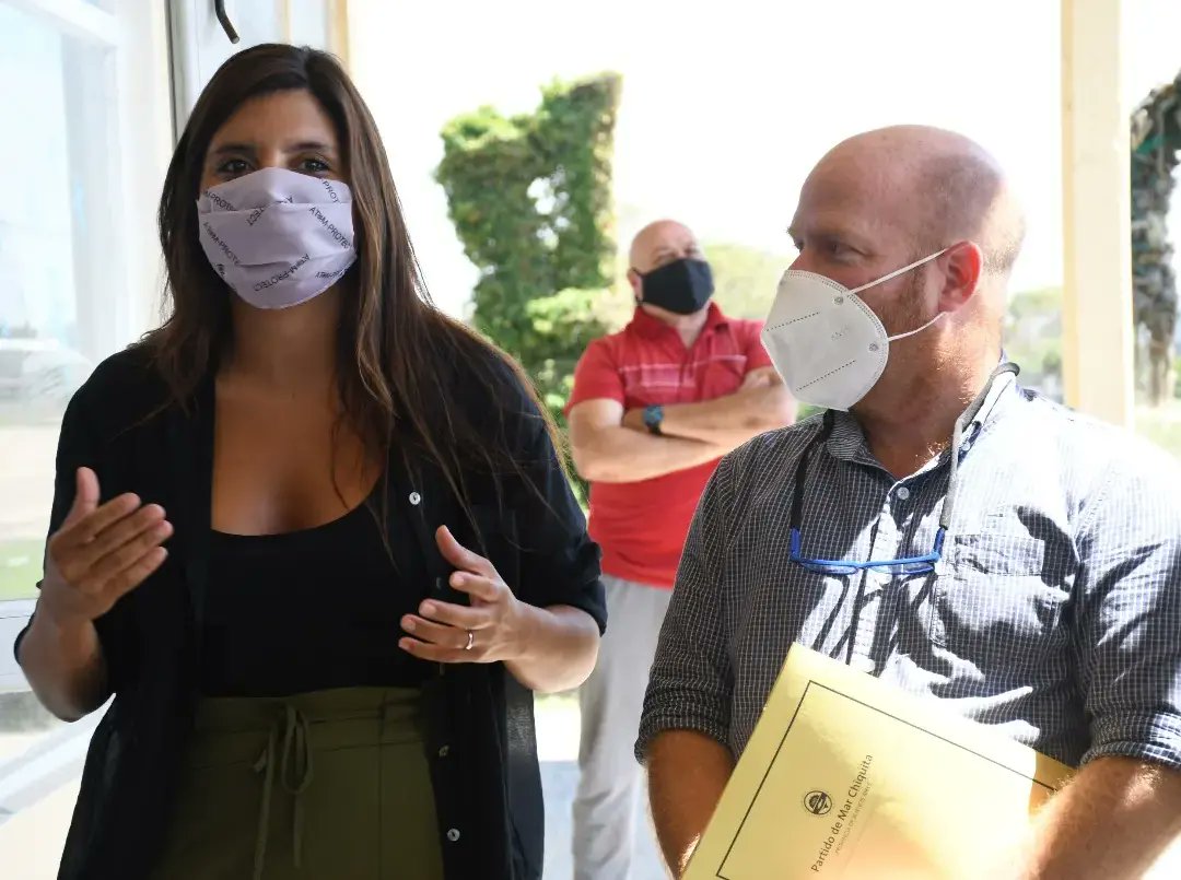 La ministra Daniela Vilar en su recorrida por Mar Chiquita. 