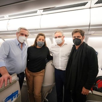 Alberto Fernández junto a los gobernadores que lo acompañan en la gira internacional