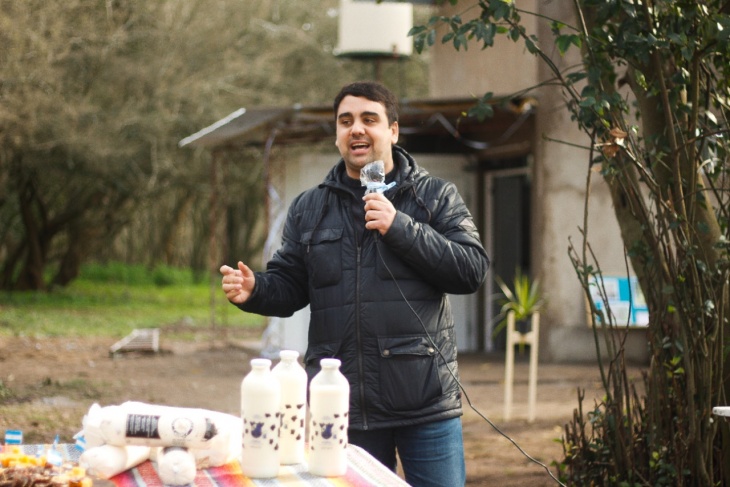 El referente de la Quinta sección del Movimiento Evita y concejal de La Costa, Martín Poustis, hizo entrega de la Leche Matria. 