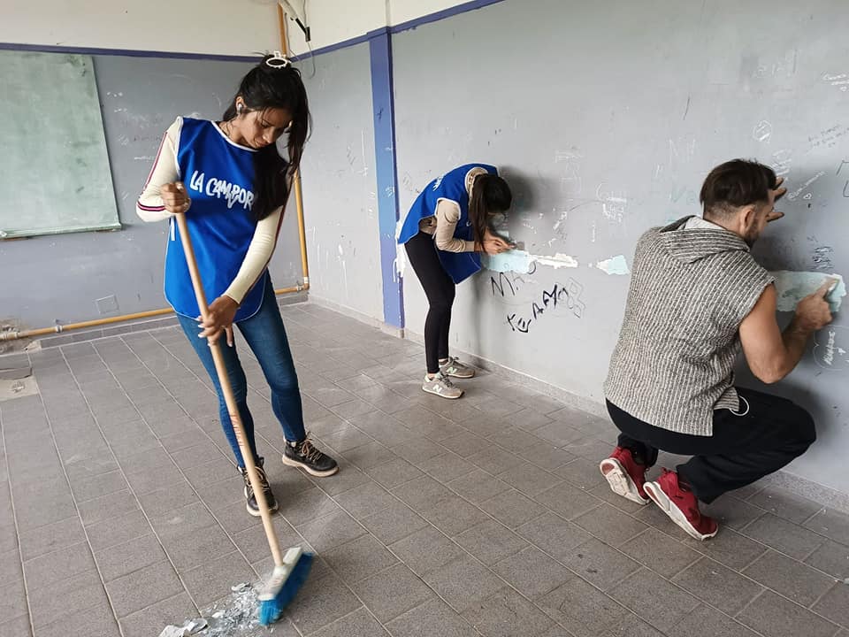 Los militantes de La Cámpora de Florencio Varela realizaron tareas de refacción en una escuela a pesar de la prohibición que rige por decreto