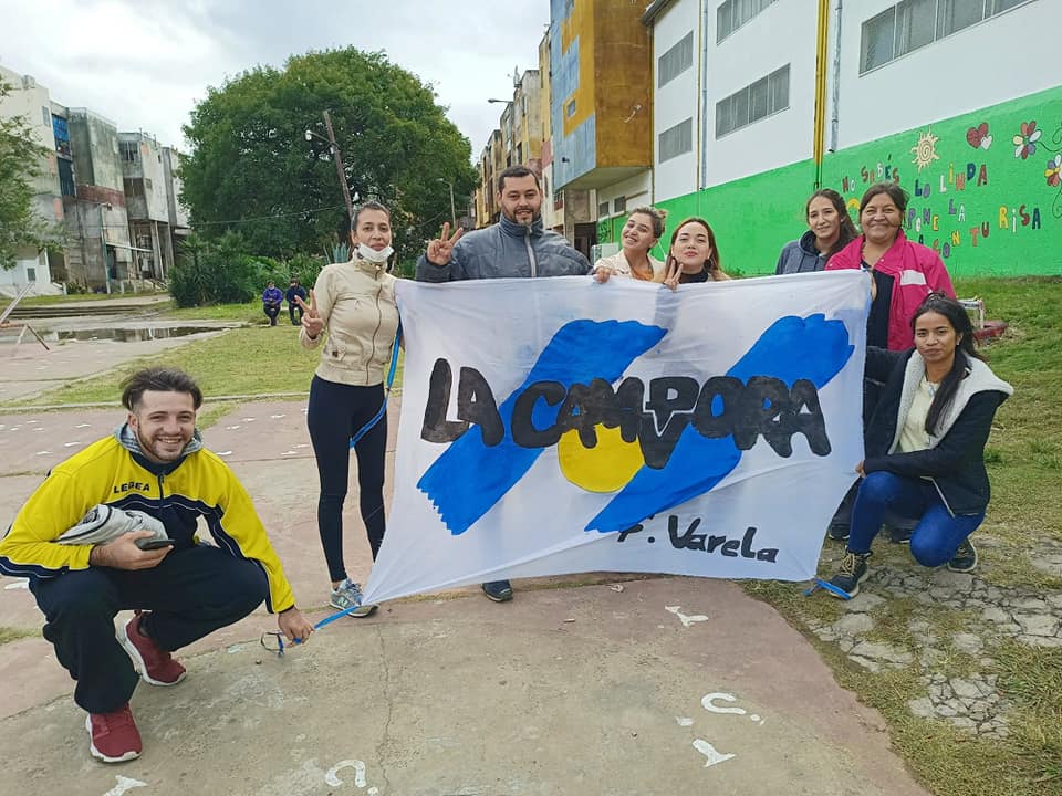 La delegación de militantes de La Cámpora de Florencio Varela en una de las escuelas del municipio