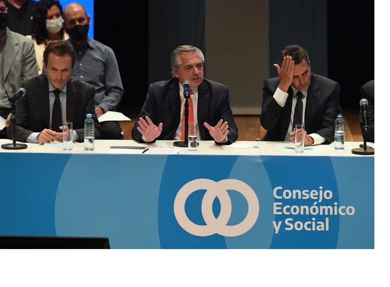 Alberto Fernández junto al titular del Consejo Económico y Social, Gustavo Beliz, y el presidente de la Cámara de Diputados, Sergio Massa