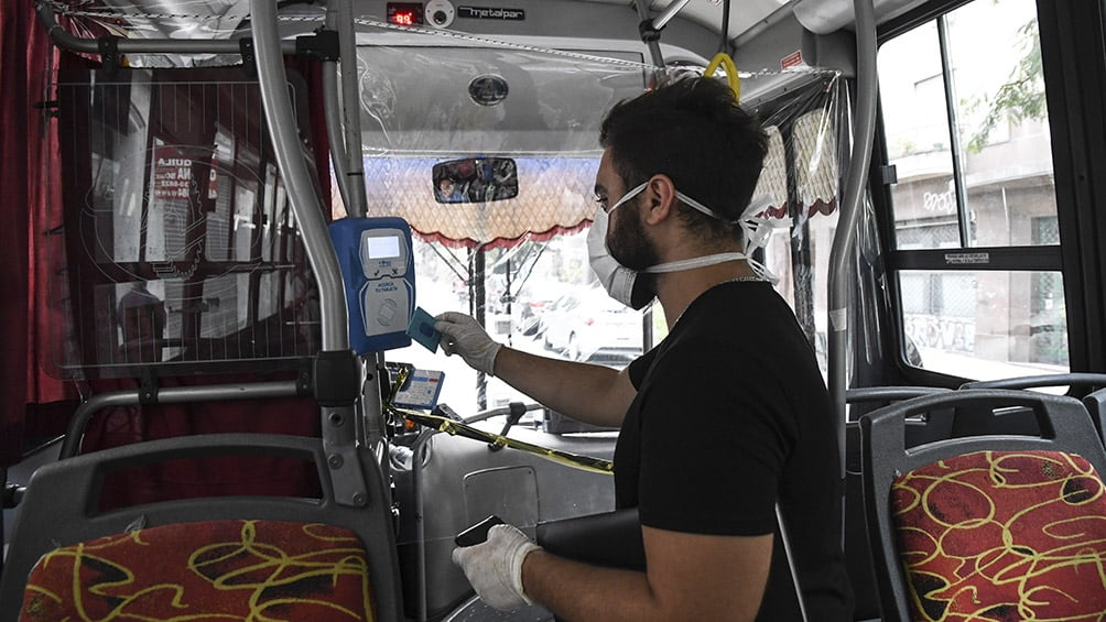 Las personas que usan el transporte público sólo pueden acceder al mismo con una tarjeta SUBE.