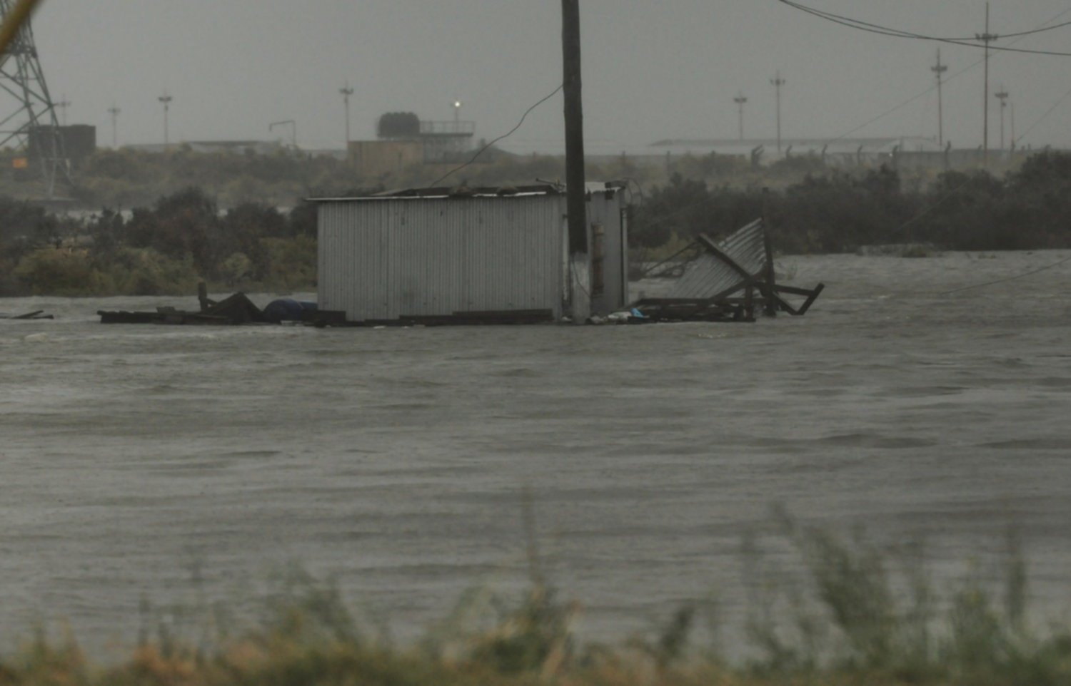 El temporal en Bahía Blanca ya provocó la evacuación de 100 familias de sus hogares.