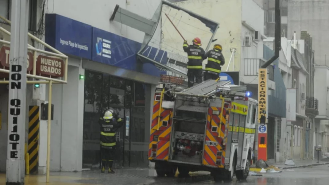 Defensa Civil de Bahía Blanca y Mar del Plata recibió más de 60 llamados durante la madrugada, a raíz de la tormenta.