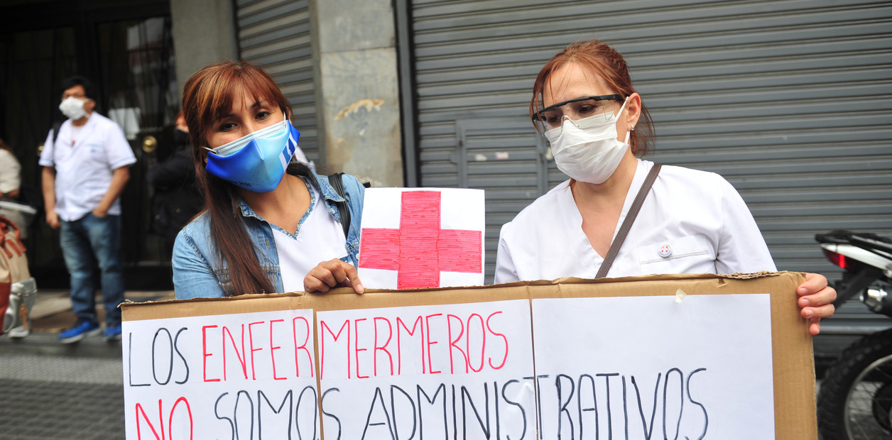 Enfermeros paran por 24 horas contra los "salarios de miseria" de Larreta.