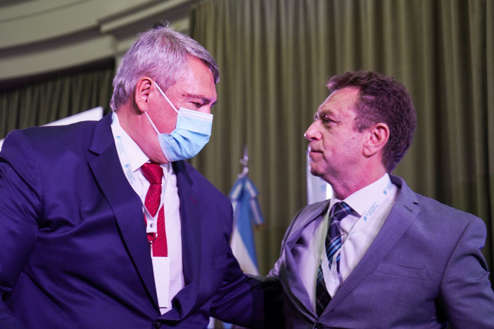 El titular del Consejo de Víctimas, Roberto Almeida, junto al ministro de Transporte, Jorge D'Onofrio.