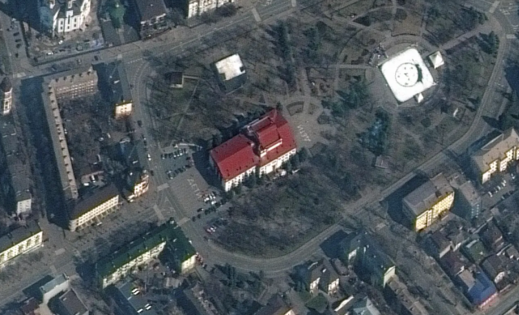 El Gobierno ucraniano estima que en el teatro de Mariupol se encontraban 1.300 refugiados.