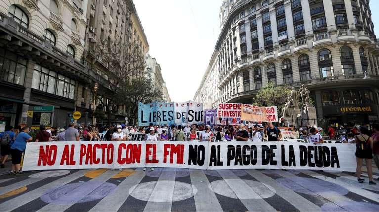 Agrupaciones de izquierda se manifiestan en contra al acuerdo con el FMI.