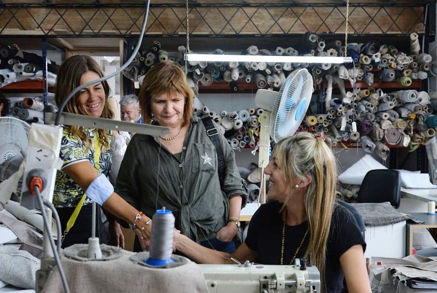 Florencia Retamoso con Patricia Bullrich durante una recorrida por la localidad bonaerense de Tandil.