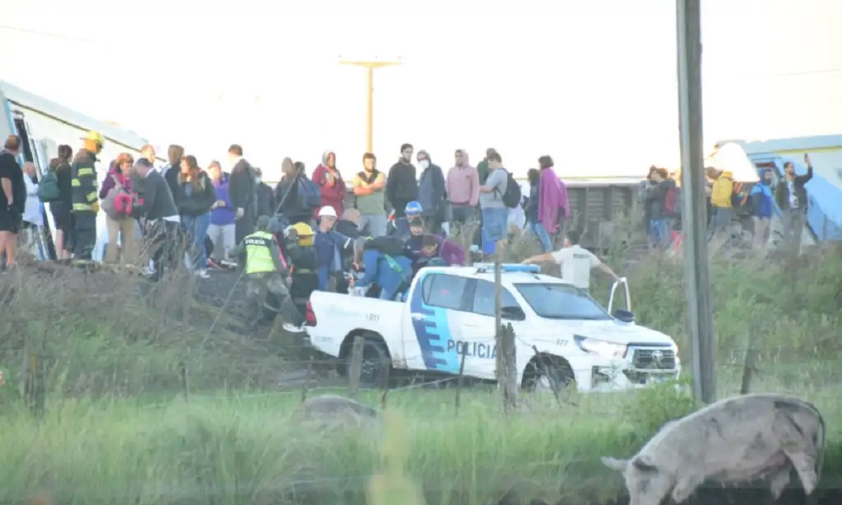 Los 20 herdios en el descarrilamiento en Olvarría fueron asistido por Policia, SAME y Bomberos que se dirigieron rápidamiente al lugar. 