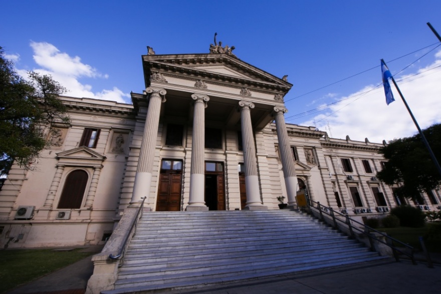 Los legisladores radicales presentaron un proyecto en el Senado bonaerense para avanzar en la autonomía municipal. En Diputados hay un proyecto similar del titular de la UCR bonaerense, Maximiliano Abad.
