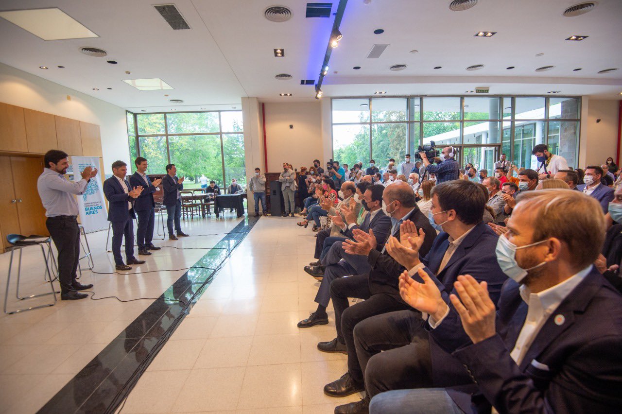 El acto contó con la presencia de los ministros de Salud y de Infraestructura y Servicios Públicos; el intendente local y jefes comunales.
